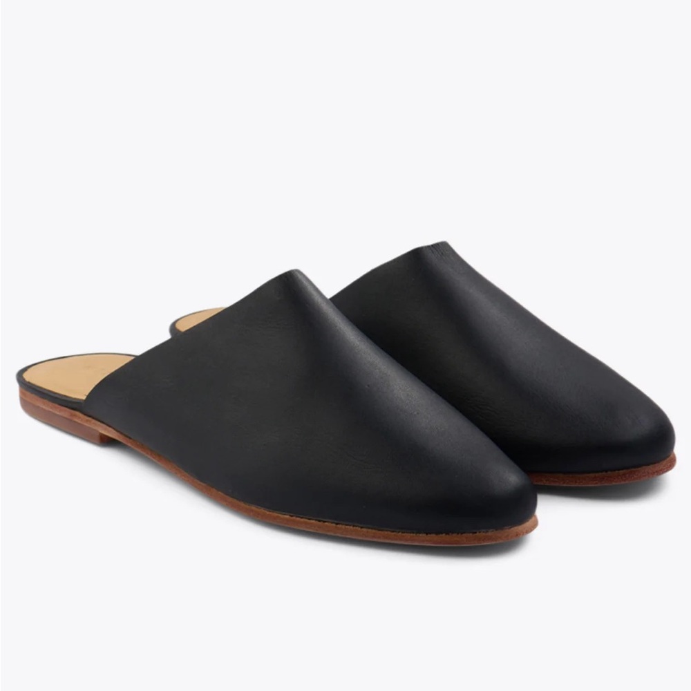 New in box Nisolo Lima Slip On size 9 black. Retails for $100!